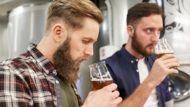 two men drinking beer tasting640 360